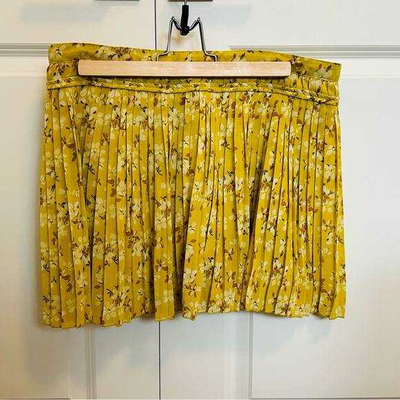 American Eagle Outfitters, yellow floral pleated skirt, size 10 - Picture 3 of 7